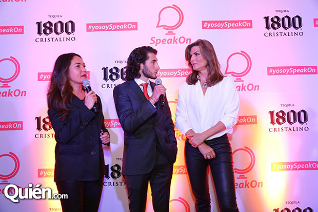 speakon Durante la presentación de SpeakOn, Carlos subió al escenario junto con Montserrat Oliver y Yolanda Andrade, para explicar un poco el funcionamiento de esta app.
