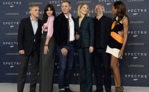 FMA060 LONDRES (REINO UNIDO) 22/10/2015.- (i-d) El actor austríaco Christoph Waltz, la actriz italiana Monica Belluci, el actor británicor Daniel Craig, la actriz francesa Lea Seydoux, el cineasta británico Sam Mendes, y la actriz británica Naomi Harris, durante la presentación de la nueva película de James Bond en un hotel en Londres (Reino Unido) hoy, 22 de octubre de 2015. La vigesimocuarta entrega del agente 007 se estrenará en cines en Reino Unido el próximo 26 de octubre de 2015 y no llegará a Espala hasta el 6 de noviembre de 2015. EFE/Facundo Arrizabalaga