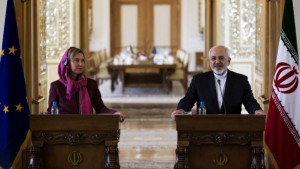 El canciller iraní, Mohammad Javad Zarif (derecha) y la jefa de política exterior de la UE, Federica Mogherini (izquierda) participan en una conferencia de prensa al término de sus conversaciones en Teherán, Irán, el 28 de julio de 2015. (AFP / Behrouz Mehri) Mogherini (1)