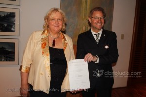 Austria condecora a Andres Roemer (276)