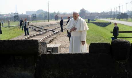 L'Osservatore Romano /Pool Photo via AP / AP en español El papa Francisco durante su visita a Auschwitz en Polonia el 29 de julio del 2016.