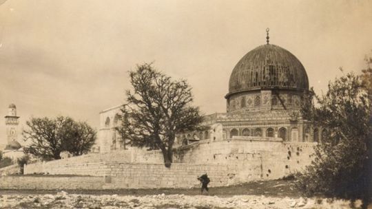 Cúpula de la roca en total abandono antes del establecimiento del Estado de Israel Cúpula de la roca en total abandono antes del establecimiento del Estado de Israel