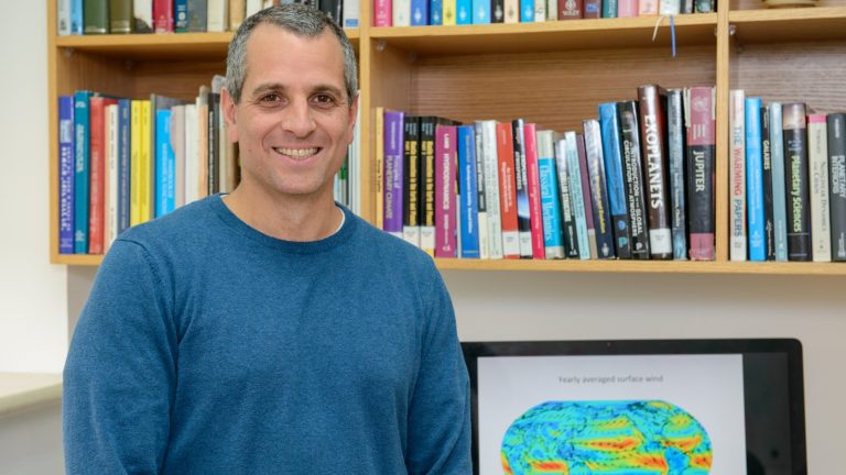 El profesor Yohai Kaspi, miembro del Equipo Científico Juno. Cortesía del Instituto Weizmann de Ciencia.