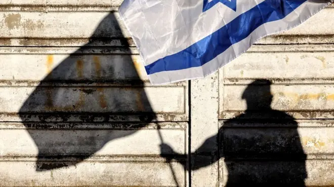 Israel aprueba controvertida ley que le quita poderes a la Corte Suprema en medio de masivas protestas - BBC News Mundo