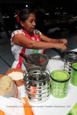 Cocinando y comiendo para ayudar Familias Mexicanas  (54)