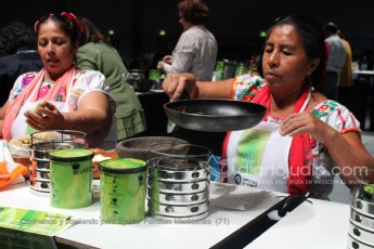 Cocinando y comiendo para ayudar Familias Mexicanas  (71)